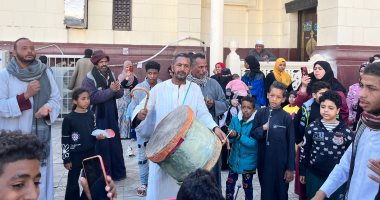 مدد يارب.. توافد الزوار على مسجد عبد الرحيم القنائى فى اليوم الأول من المولد