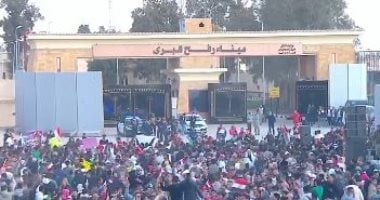 الإعلام العبرى يبرز مشاهد الحشود الشعبية فى رفح لرفض تهجير الفلسطينيين 