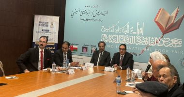 رئيس جامعة القاهرة يشهد إطلاق قاموس القاهرة العصرى بمعرض الكتاب