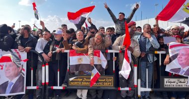 ملحمة شعبية على الحدود.. شاهد احتشاد المصريون أمام معبر رفح رفضا لتهجير الفلسطينيين المصريون من أمام معبر رفح