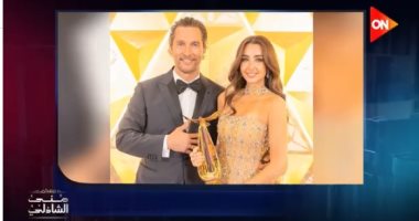 هنا الزاهد عن تسلمها جائزة من الفنان الأمريكى ماكونهى: سعيدة