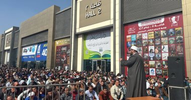 زوار معرض الكتاب يؤدون صلاة الجمعة فى معرض الكتاب بدورته الـ56.. صور