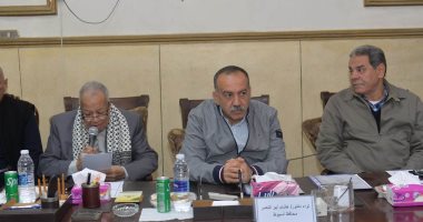 محافظ أسيوط يبحث توفير المنتجات الزراعية من المزارعين للمستهلكين مباشرة