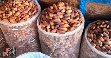 أنواع مختلفة للبلح وكل فئات الأسعار متاحة بسوق وكالة البلح.. "فيديو"