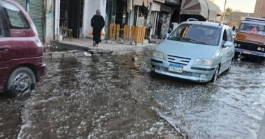 كسر مفاجئ فى خط مياه رئيسى بمنطقة الإشارة بأسوان