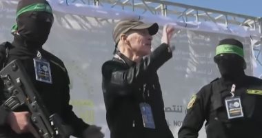 الصليب الأحمر يتسلم مواطن أمريكي – إسرائيلي مفرج عنه من غزة.. صور