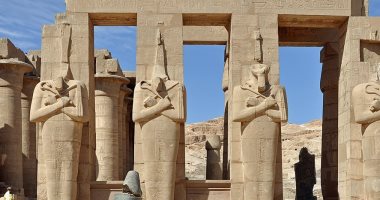 قصة وتاريخ معبد الرمسيوم بالبر الغربى في الأقصر مع بدء مشروع ترميمه.. بناه الملك رمسيس عاشق المعابد الجنائزية لعبادة الإله آمون.. ونقوش وصور على جدرانه تسجل معركة قادش والانتصار المصرى على الحيثيين.. صور
