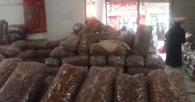 وكالة الكمونى للبلح بالمحلة تفتح أبوابها استعدادا لشهر رمضان.. تجار الصعيد يعرضون أنواعا مختلفة من التمور .. إقبال متزايد من المواطنين لشراء "الشبح والسكوتة والجنديلة".. والأسعار من 20 لـ 40 جنيها للكيلو.. صور