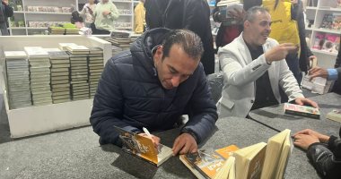 عبد الرحمن حبيب يوقع أحدث أعماله “خط العمر” بمعرض الكتاب.. صور