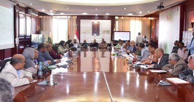 محافظ الأقصر يبحث آخر المستجدات بملفات تقنين أملاك الدولة والتصالح بالمخالفات