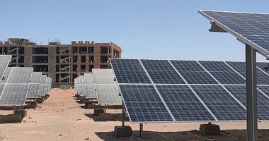 شمس الوادى الجديد كنز طبيعى تستغله الحكومة لإنتاج الطاقة.. استكمال المرحلة الثانية من أكبر محطة طاقة شمسية بالخارجة.. تشغيل وإنارة المجمع الحكومى المميكن بطاقة 400 ميجا وات.. والمحافظ يوجه بتعميم التجربة.. صور 