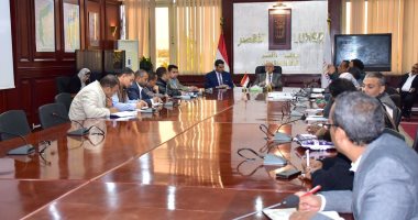 محافظ الأقصر يناقش خطط استكمال أعمال تطوير منطقة حوض 18 بالمدينة