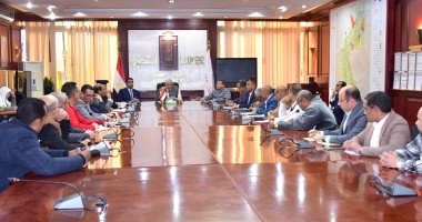 محافظ الأقصر يبحث خطة استعدادات شهر رمضان المبارك لتوفير السلع للمواطنين