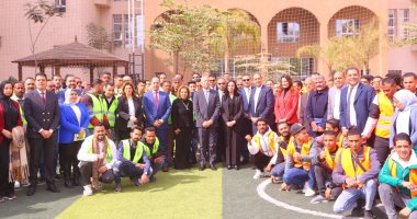 تنفيذا لتكليفات رئيس الجمهورية.. إعلان نتائج برنامج الحماية من المخدرات بالمناطق المطورة.. وزيرة التضامن الاجتماعى: تنفيذ زيارات منزلية لـ 45 ألف أسرة للتوعية بأضرار الإدمان.. وتوفير العلاج للمرضى مجانا الدكتورة مايا مرسى وزيرة التضامن الاجتماعى تتوسط المتعافين من الإدمان من أبناء المناطق المطورة