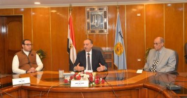 محافظ أسيوط يوجه بالتواصل المباشر مع المواطنين وتلبية طلباتهم جانب من الاجتماع
