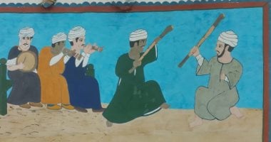 فن الجداريات فى الصعيد يجسد ليالى "مرماح الخيول".. عيد السلواوى وابنه يرسمان مظاهر الاحتفال بقرية المنصورية فى أسوان.. ويظهران كرم الضيافة وتجمع القبائل وتنافس الفرسان.. "الحصان والتحطيب والمزمار" أبرز الرسومات
