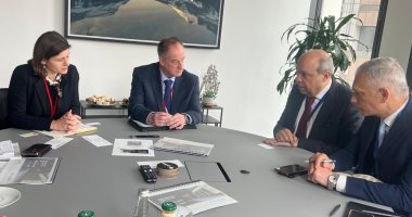 وزير الطيران المدني يجتمع مع كبرى الشركات البريطانية لتطوير البنية التحتية للمطارات والاستدامة خلال الاجتماع
