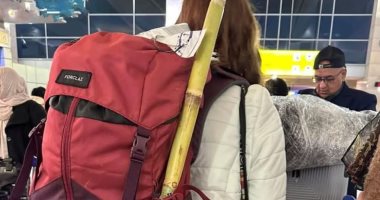 صورة اليوم.. سائحة تحمل عود قصب فى حقيبتها لدى مغادرتها مطار الأقصر