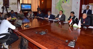 حياة كريمة.. محافظ الأقصر يبحث الموقف التنفيذى للمشروعات بالقرى والنجوع.. صور