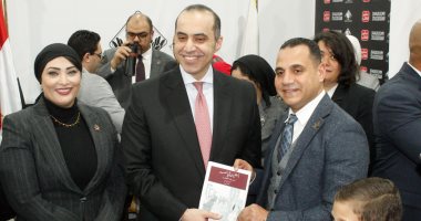 التنسيقية تستقبل وزير الشئون النيابية وتستكمل حفلات التوقيع لإصدارات أعضائها بمعرض الكتاب.. صور المستشار محمود فوزى والزميل كامل كامل