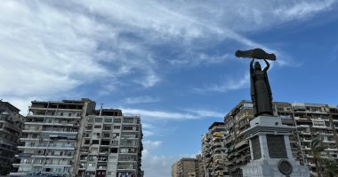 رغم الرياح والتقلبات الجوية.. أجواء رائعة ببورسعيد على ضفة قناة السويس.. فيديو
