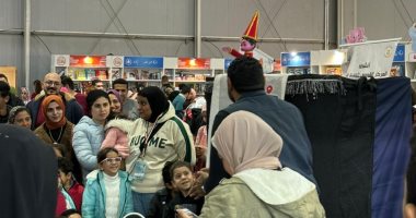 الأراجوز يرسم البسمة على وجه الأطفال فى آخر يوم لـ معرض الكتاب