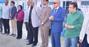 محافظ الأقصر يدعم لاعبى فريق كرة القدم 