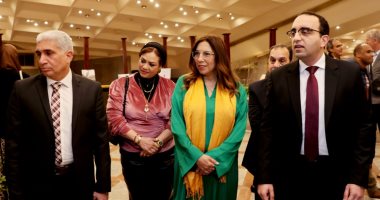 نائب المحافظ ورئيس مهرجان الإسماعيلية يتفقدان معرضًا للصور الفوتوغرافية
