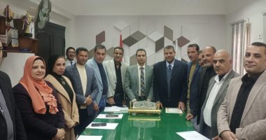 وكيل "تعليم كفر الشيخ" يكرم أعضاء المتابعة ويجري مقابلات مع المتقدمين للوظائف الجديدة