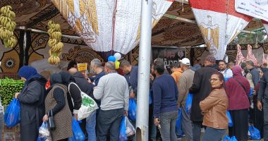 إقبال على شراء الخضار والفاكهة فى سوق اليوم الواحد بالإسماعيلية.. فيديو