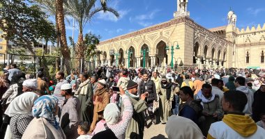 احتفالا بمولد "أسد الرجال".. الآلاف يزورون مسجد عبد الرحيم القنائى.. فيديو