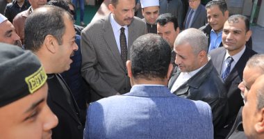 محافظ سوهاج  يستمع لمطالب المواطنين بعد صلاة الجمعة بمسجد الشرطة