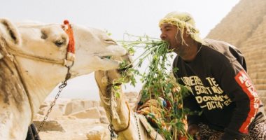 مايك هولستون الشهير بـ"طرزان الحقيقى" يزور معالم مصر السياحية.. صور