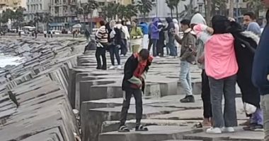 الأهالى بالإسكندرية يستمتعون بالأجواء الشتوية الرائعة على الكورنيش.. فيديو