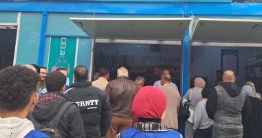 إقبال كبير على منفذ "حياة كريمة" بالمحلة لشراء السلع بأسعار مخفضة.. توفير اللحوم بـ285 جنيها للكيلو والسلع بأسعار أقل من الأسواق.. والمواطنون: الدولة وفرت احتياجاتنا بجودة عالية وأسعار مناسبة