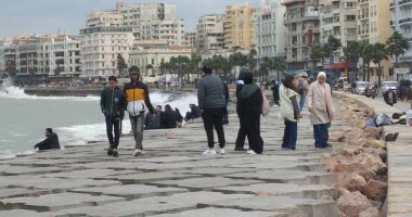 الشتاء بيحب الفسحة على الكورنيش.. المواطنون يستمتعون بالأجواء في الإسكندرية