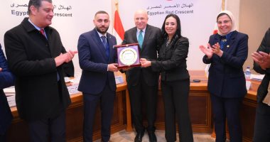 وزيرة التضامن تكرم شابين أنقذا 3 أطفال من حريق في فيصل