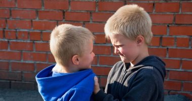 "اليوم السابع" يفتح ملف العنف بين الأطفال.. خبراء يجيبون على 5 أسئلة أبرزها هل نعلم أبناءنا العدوان دون أن نشعر؟.. وكيف نحميهم من التنمر؟.. وطريقة التوازن بين الحنان والحزم في التربية الإيجابية 