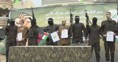 الصليب الأحمر يتسلم 3 رهائن إسرائيليين من الفصائل الفلسطينية بوسط غزة.. صور تسليم الرهائن