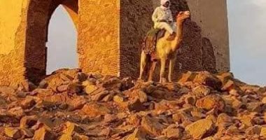 "جبل أبو الهوا".. علامة بارزة على خريطة السياحة بأسوان.. القبة التاريخية كانت بمثابة نقاط حراسة لصد هجمات الغرب.. وأثريون يعدونها للشيخ على بن الهواء.. يمكن صعودها بالجمال والسلالم الجبلية.. صور