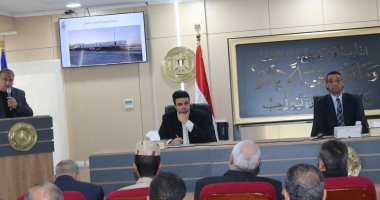 محافظ السويس يبحث استعدادت إرسال قافلة دعم وإغاثة لقطاع غزة