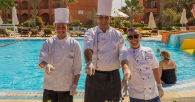 فنادق البحر الأحمر تحتفل باليوم العالمى للبيتزا.. تجهيز العشرات من أنواعها المختلفة لإسعاد النزلاء من كل دول العالم.. تقديمها على الشواطئ والبوفيهات طوال اليوم.. والسياح يشاركون فى تجهيزها داخل المطابخ.. صور