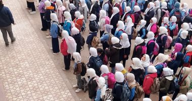 طلاب أزهر الإسكندرية يزينون الطابور وانتظام الدراسة في الترم الثاني.. صور