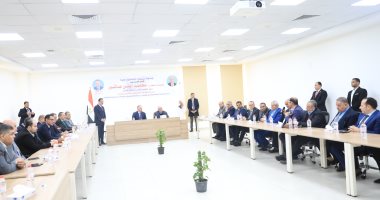وزير التعليم العالي يلتقي عددا من أصحاب المصانع لبحث مردود الجامعات التكنولوجية جانب من الاجتماع