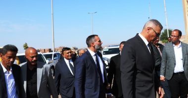 محافظ أسوان والأمير رحيم الأغاخان الخامس يتفقدان مشروع تطوير منطقة الطابية جانب من الجولة