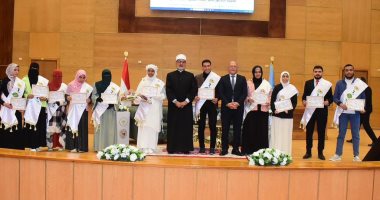 مفتى الديار المصرية ورئيس جامعة سوهاج يكرمان حفظة القرآن الكريم.. صور