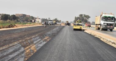 شريان تنمية يتحقق بفضل"حياة كريمة".. رصف ازدواج الطريق الزراعى أسيوط- ديروط بطول 23 كم وبتكلفة 600 مليون جنيه.. والمحافظ: يهدف إلى تحسين حركة المرور وتخفيف الازدحام.. ورفع مستوى الأمان للمواطنين والمركبات رصف ازدواج الطريق الزراعى أسيوط- ديروط