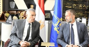 الأمير رحيم الحسينى الأغاخان يقدم شكره للرئيس السيسى على مراسم تشييع جنازة والده.. الأغاخان الخامس: إنهاء إجراءات الدفن تمت فى أسرع وقت وبشكل متميز.. ومحافظ أسوان يهدى الضيف مفتاح المدينة.. فيديو وصور استقبال اللواء إسماعيل كمال محافظ أسوان للأمير رحيم