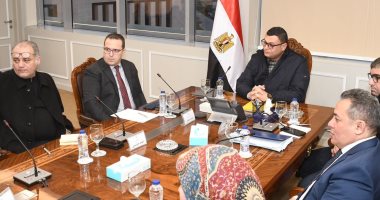 وزير الإسكان يستعرض المخطط الاستراتيجى لمدينة السويس الجديدة