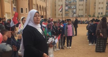 مديرة مدرسة بالشرقية تستقبل طلابها بالبلالين وعلم مصر مديرة مدرسة فاطمة الزهراء